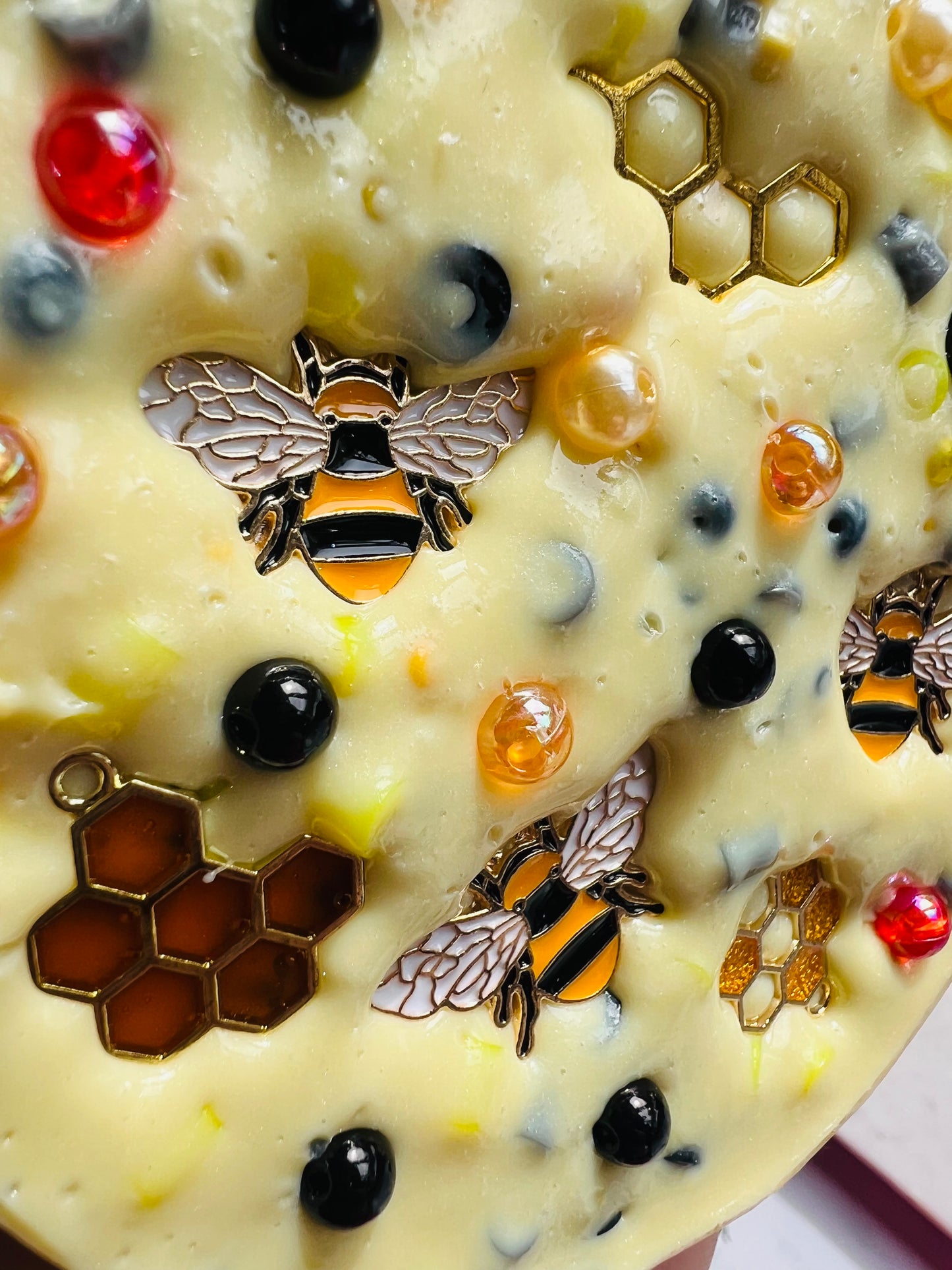 REMELTABLE 'BEEHIVE' picky pad | Reusable | Easter | Circle (10cm)| Latex Free| Neurodiverse  Distracting Nail Skin Picking Stress