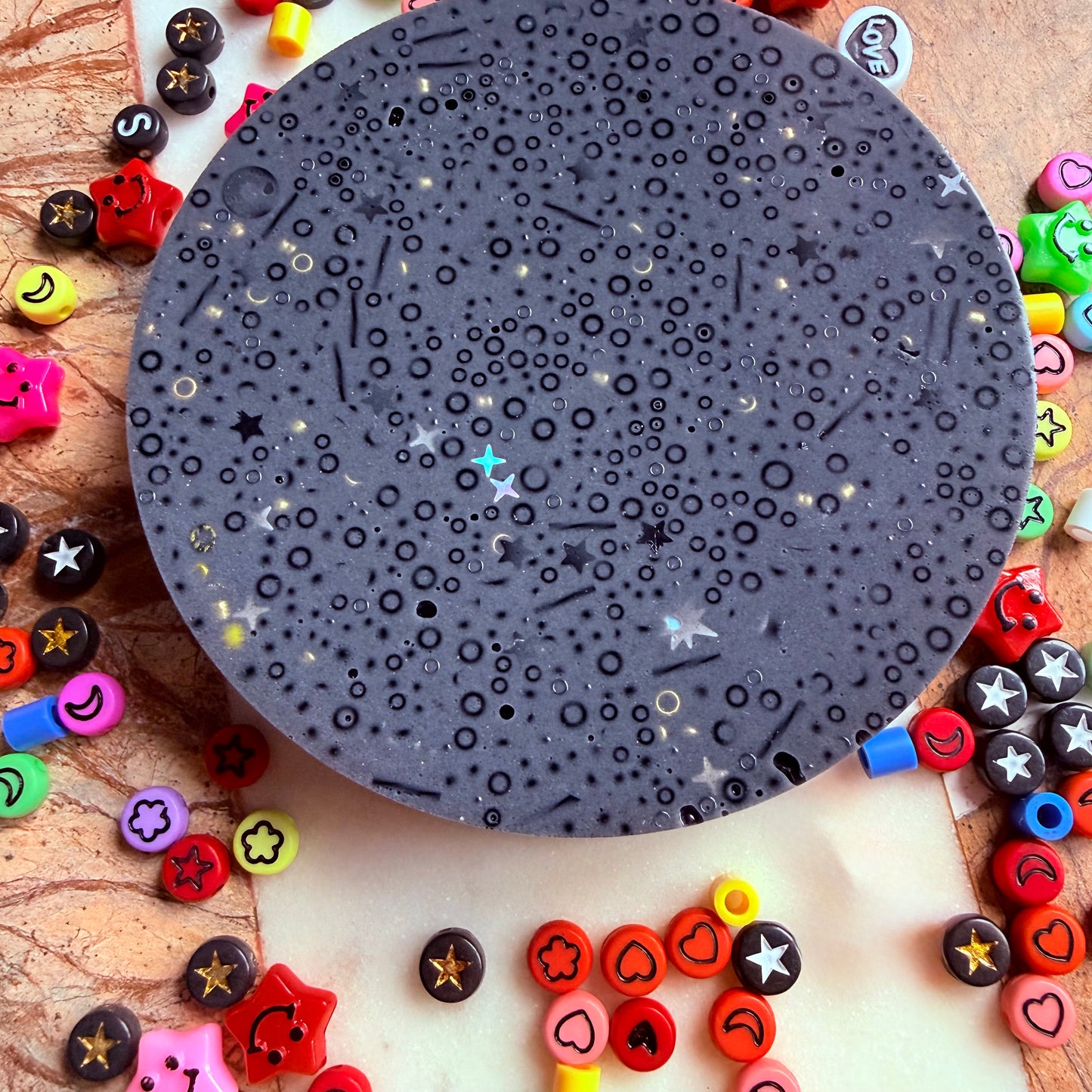 Remeltable-circle-picky-pad-reusable-black
